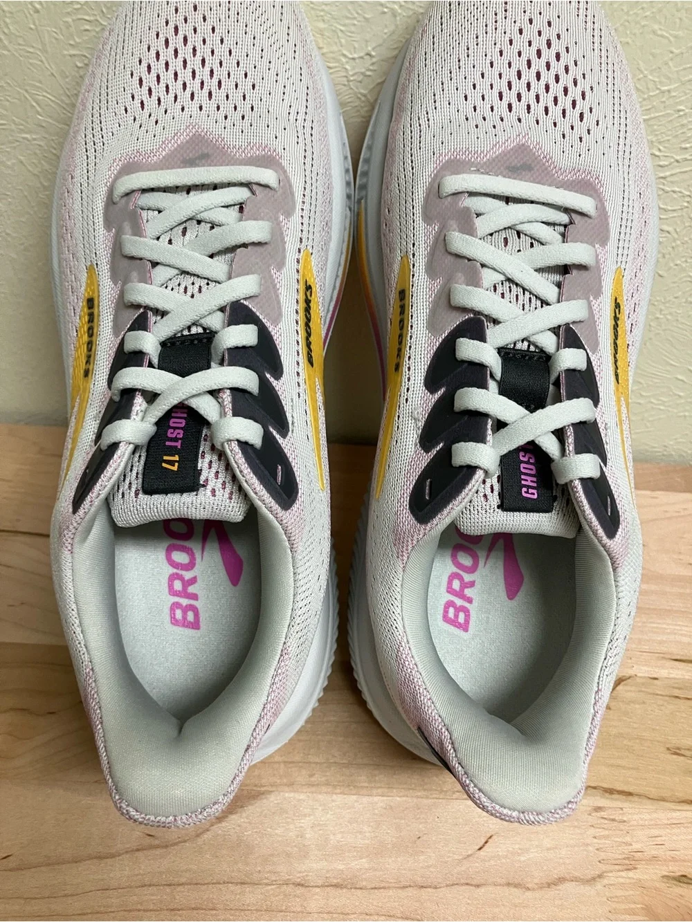 Brooks White Ghost 17